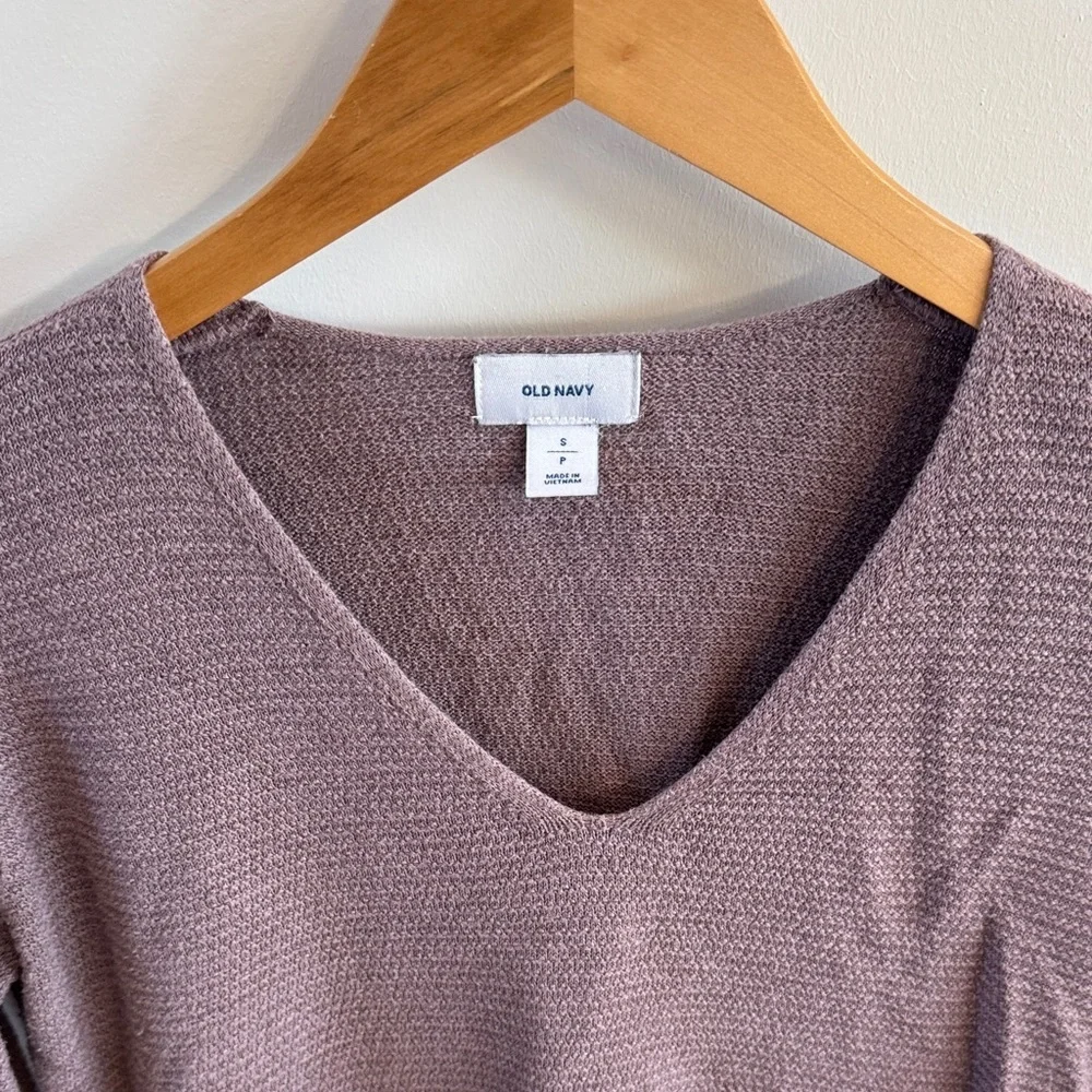 🌸 Old Navy Mauve Long Sleeve V-Neck Tee
Size Small - Picture 3 of 7